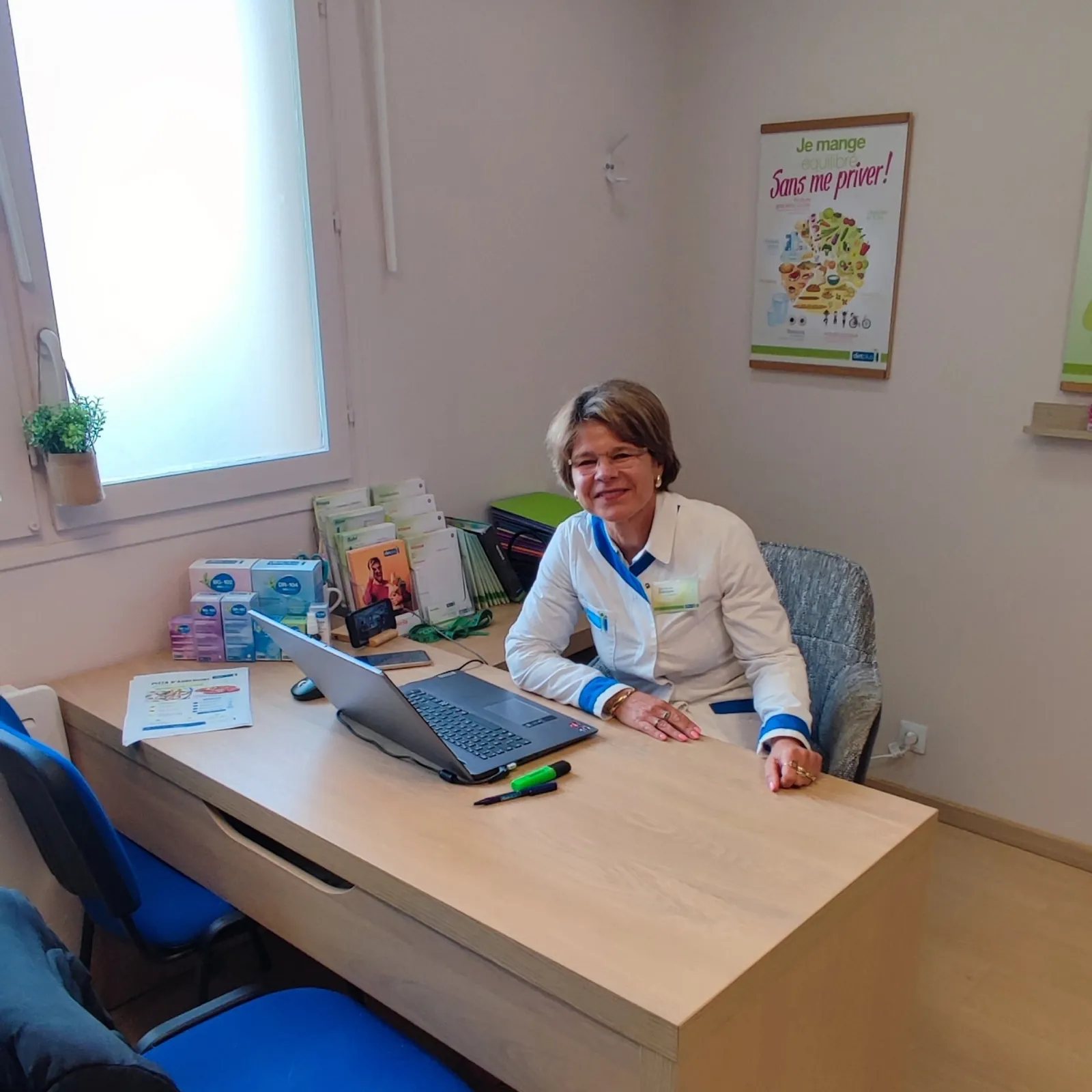 Stéphanie, coach en rééquilibrage alimentaire, dans son centre à Rambouillet
