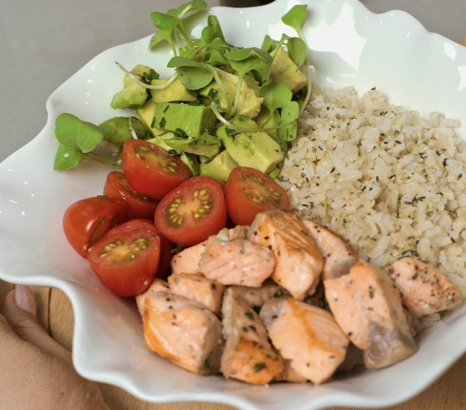 Une assiette équilibrée : saumon, riz complet et légumes frais